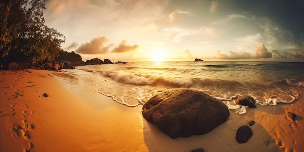 Una playa con una roca y el sol poniéndose detrás