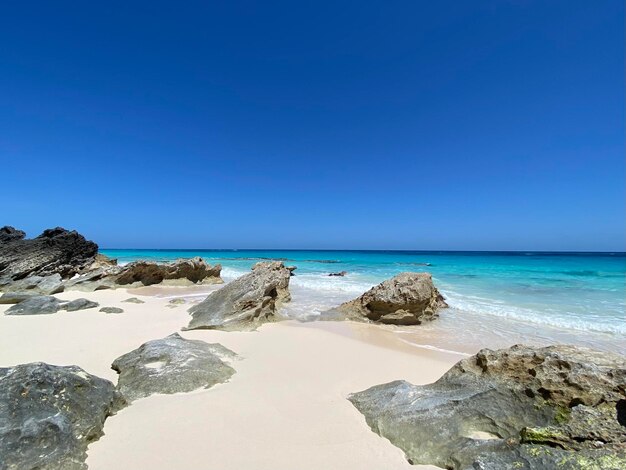 Foto una playa con rocas y agua