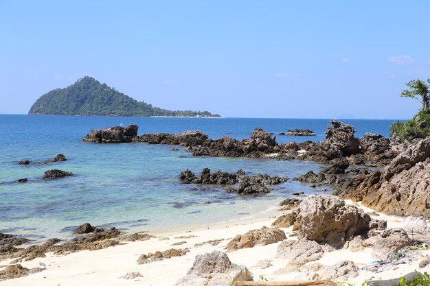 playa con rocas y cielo azul Tailandia