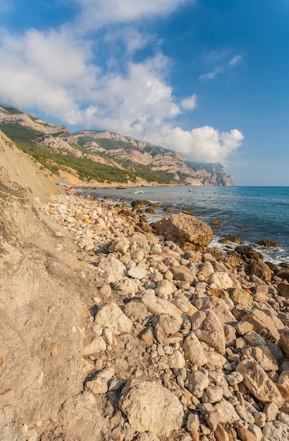 Playa entre rocas y mar Mar Negro Ucrania