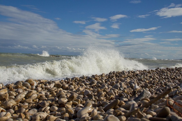 Foto una playa con rocas y olas al fondo