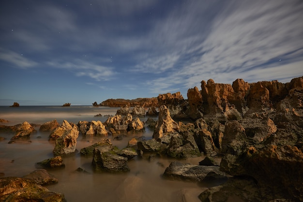 Foto playa con rocas en playa de ris, noja, españa