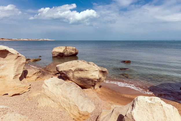 Playa rocosa con agua clara