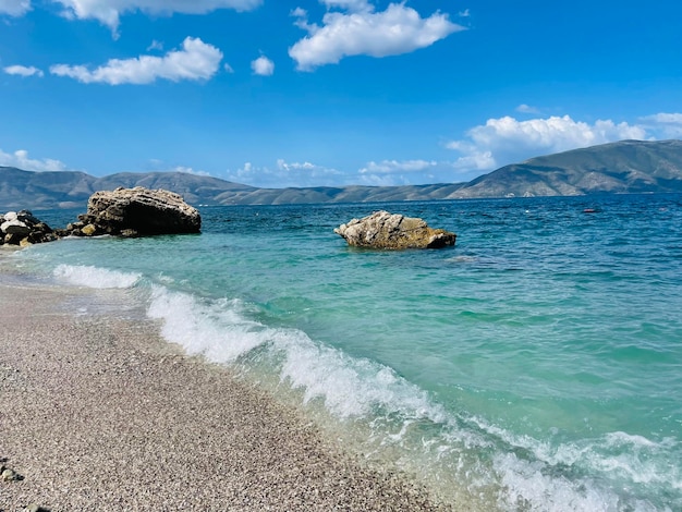 Playa rocosa y aguas cristalinas de color turquesa del mar Jónico en Albania Vista tranquila y relajante