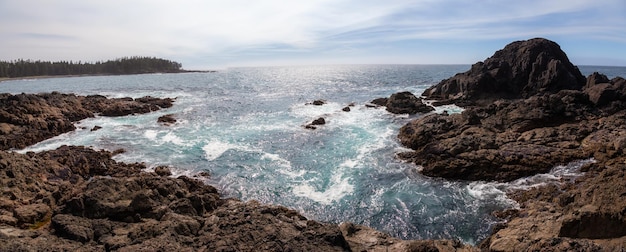 Playa rocosa en la costa del Océano Pacífico durante un día soleado de verano