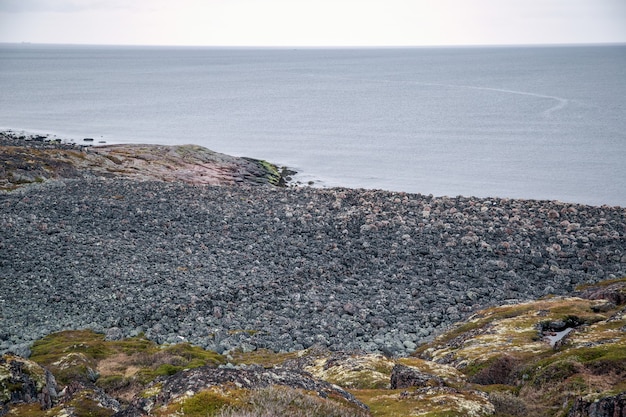Playa rocosa del mar de Barents