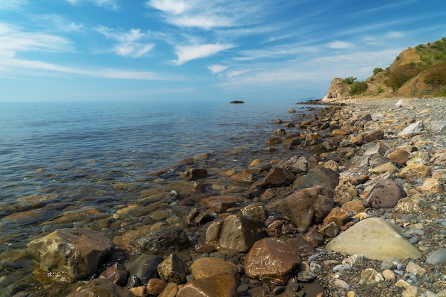 Una playa rocosa del Mar Negro. Choban-Kule. Crimea.