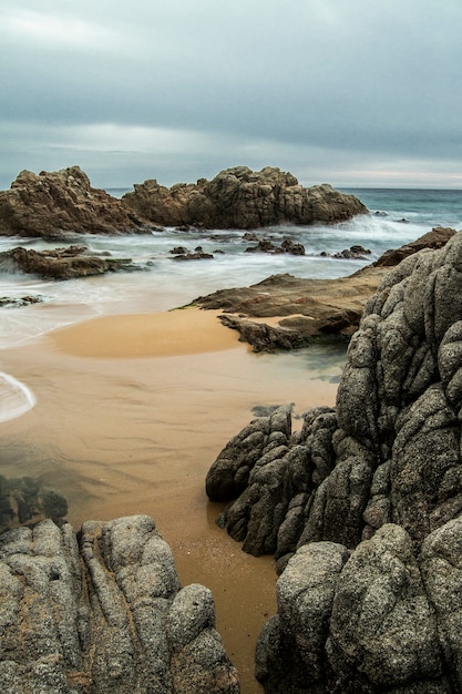 Playa rocosa del paisaje marino nublado