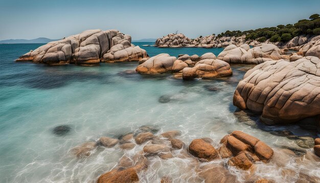 una playa rocosa con una roca grande en el agua