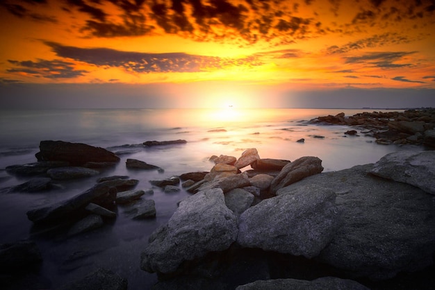 Playa rocosa salvaje al amanecer Larga exposición