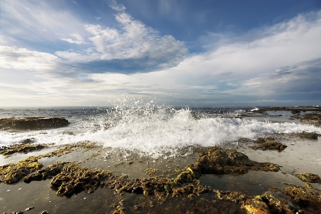 Foto playa rocosa de sawarna