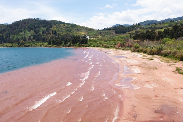 Playa roja en el lago Fuxian en Yunnan China