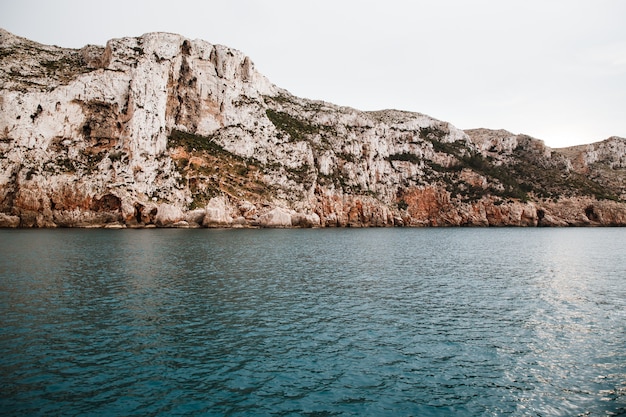 Playa de las Rotas en la ciudad de Denia.