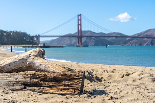 Playa de San Francisco con el puente Golden Gate en el horizonte