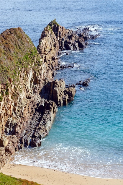 Foto playa de sandy mexota (españa) paisaje de la costa del océano atlántico.