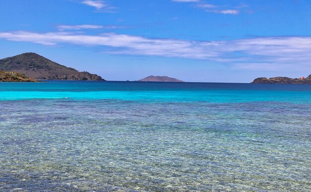 Playa Sapphire en la isla de Santo Tomás