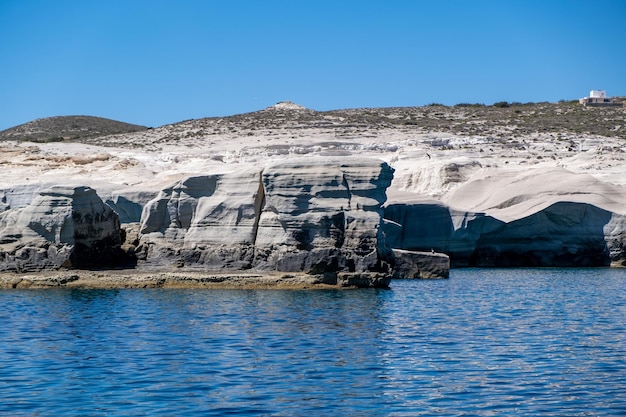 Playa Sarakiniko en la isla de Milos Cyclades Grecia Formaciones rocosas blancas acantilados y cuevas sobre el mar azul