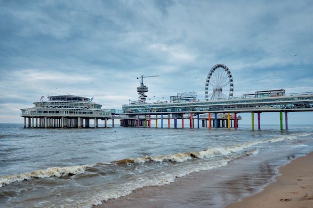 La playa de Scheveningen Pier Strandweg en La Haya con noria. La Haya, Países Bajos