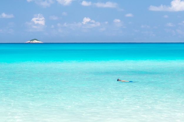 La playa de las Seychelles con agua azul y piedras.