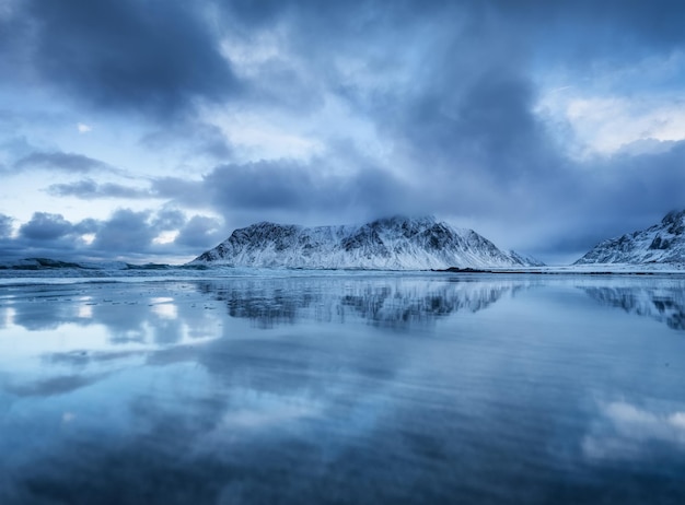 Playa Skagsanden Islas Lofoten Noruega Montañas playa y ola Paisaje invernal cerca del océano Viajes Noruega