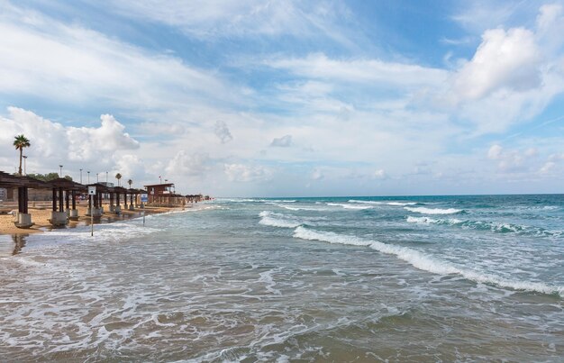 Playa sobre un fondo de nubes en Haifa