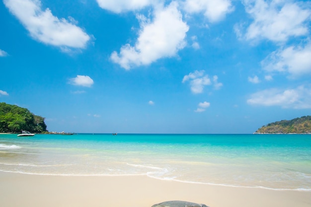 Playa sol arena cielo azul y nube blanca en Phuket