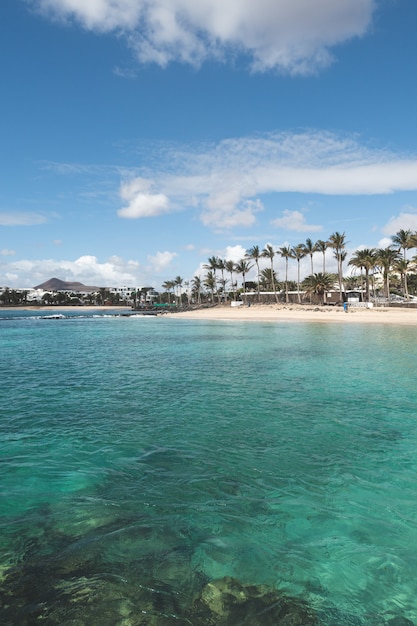 Playa soleada en Costa Teguise, Lanzarote, Islas Canarias, España.