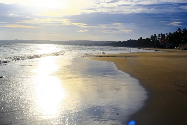 Playa soleada en los trópicos