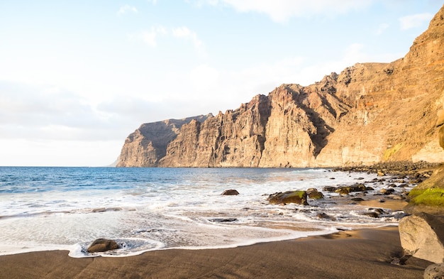 Playa solitaria del desierto en Tenerife con los acantilados de Los Gigantes en el fondo