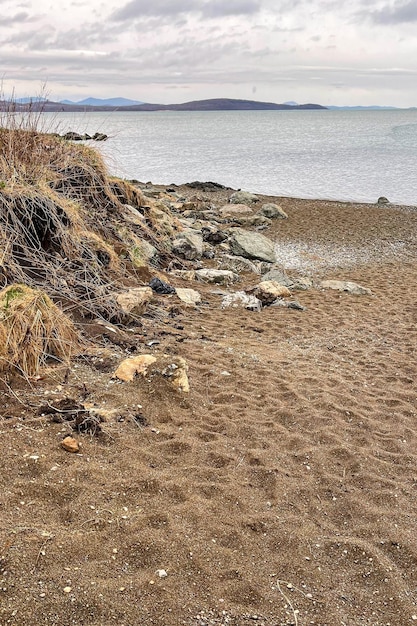 una playa solitaria del mar japonés con las rocas