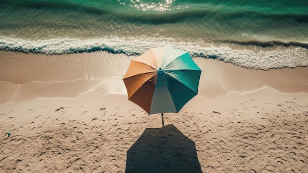 Una playa con una sombrilla de colores