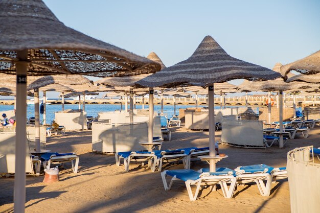 Playa con sombrillas y tumbonas junto al mar