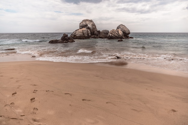 Playa en Sri Lanka en un día nublado