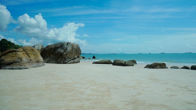 Playa súper hermosa con grandes rocas y bosque tropical en la isla de Bangka Belitung Indonesia