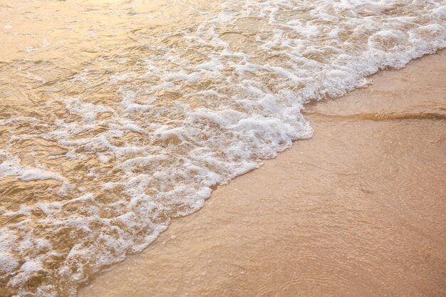 La playa y la superficie del mar con nubes de cielo despejado de mar azul profundo Paisaje con olas pequeñas de océano reflexión de agua copia espacio para texto Ilustración para sitio web de turismo o anuncio mar de Andaman Tailandia