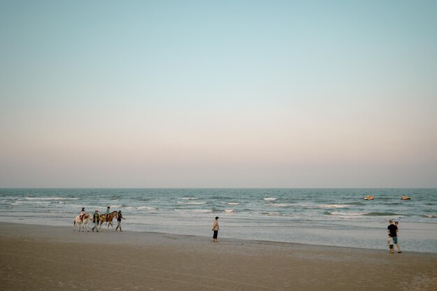 Playa de Tailandia con cielo al atardecer