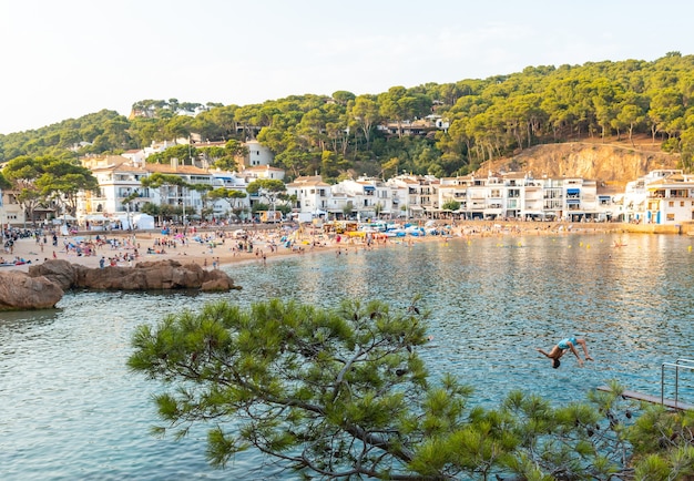 Playa de Tamariu en la localidad de Palafrugell en el atardecer de verano. Girona, Costa Brava en el Mediterráneo