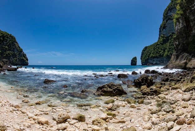Playa de Tembeling y piscina natural en la increíble isla de Nusa Penida, cerca de Bali, Indonesia.