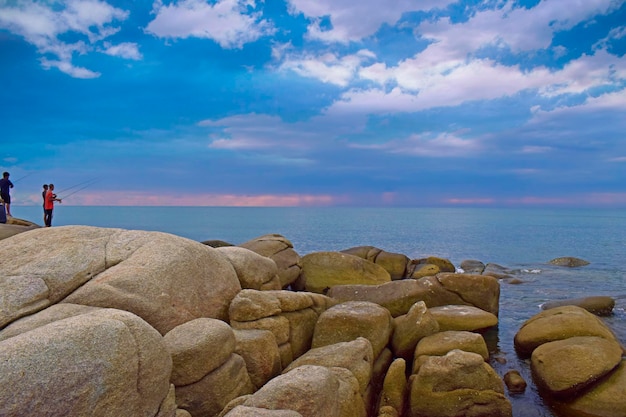 La playa tiene rocas y agua de mar hermosa naturaleza