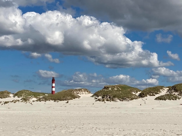 La playa con la torre de luz en Amrum