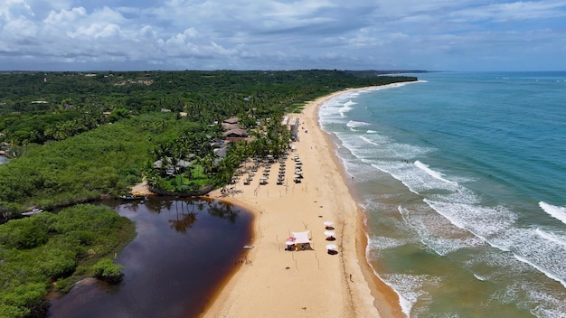 La playa de Trancoso en Trancoso Bahia, Brasil, es la costa de descubrimiento.