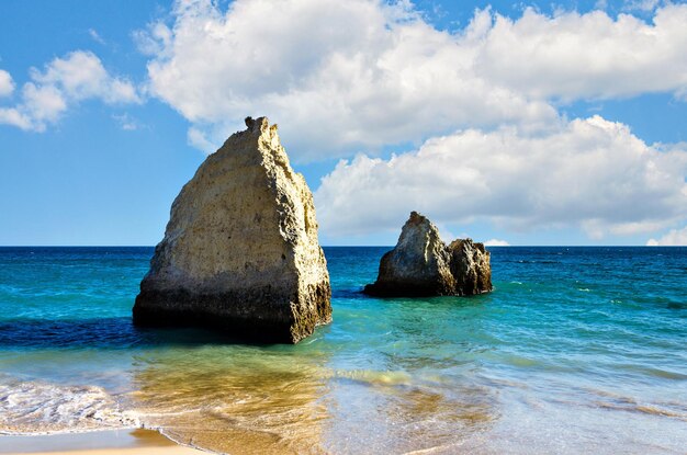 La playa de los tres hermanos en Alvor, Algarve, Portugal.