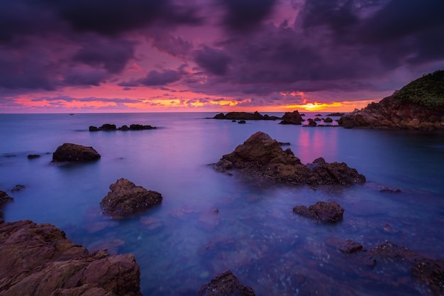 Playa tropical al atardecer hermoso Fondo de naturaleza