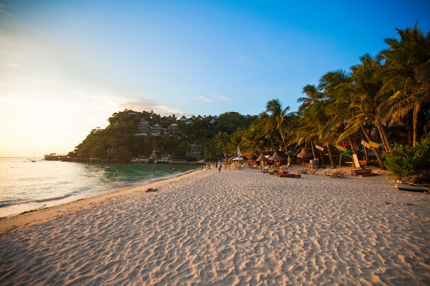 Playa tropical al atardecer en una isla exótica