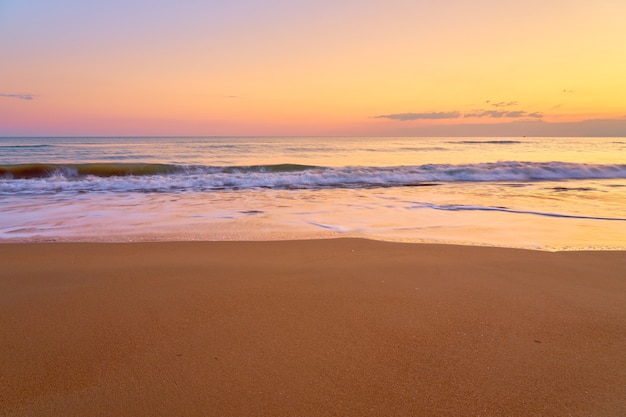 Playa tropical de arena al atardecer