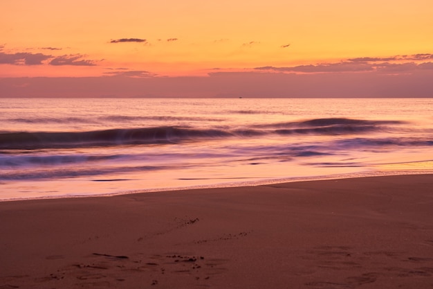 Playa tropical de arena al atardecer