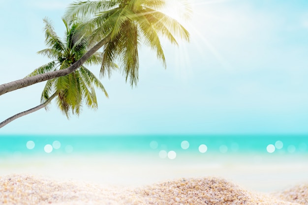 Playa tropical y arena blanca en verano con sol y cielo azul claro