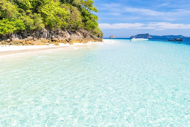 Playa tropical de arena blanca