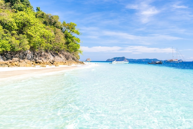 Playa tropical de arena blanca