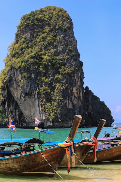 Playa tropical con botes tradicionales de cola larga en Kho Poda, Khabi, Tailandia